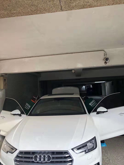 高档轿车室内甲醛除味工作中