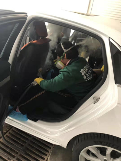 高档轿车室内甲醛除味工作中